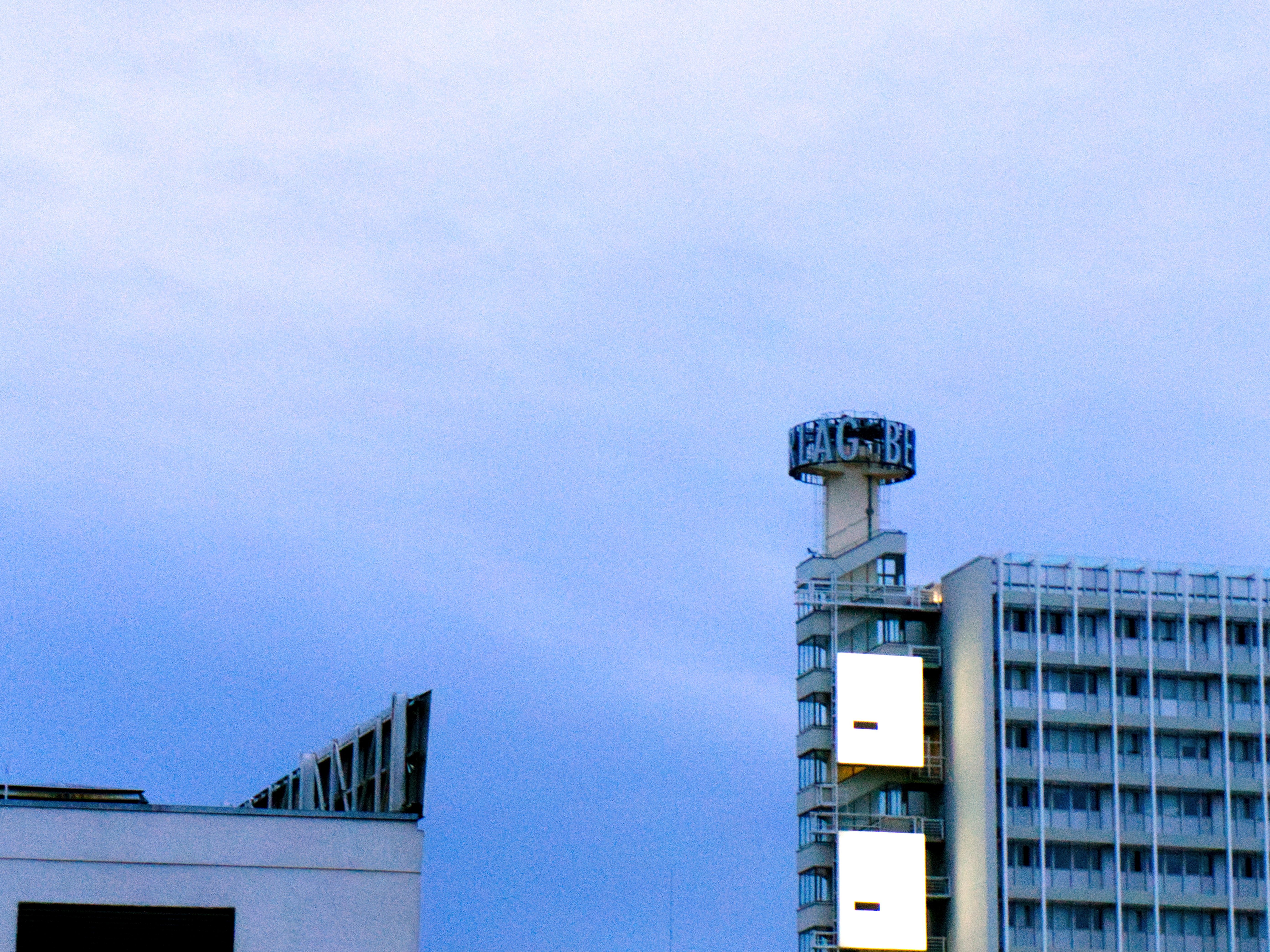 Haus des Berliner Verlag am 01.10.2023 im Abendlicht von Patrick Pehl. Fotografie vom Alexanderplatz aus
