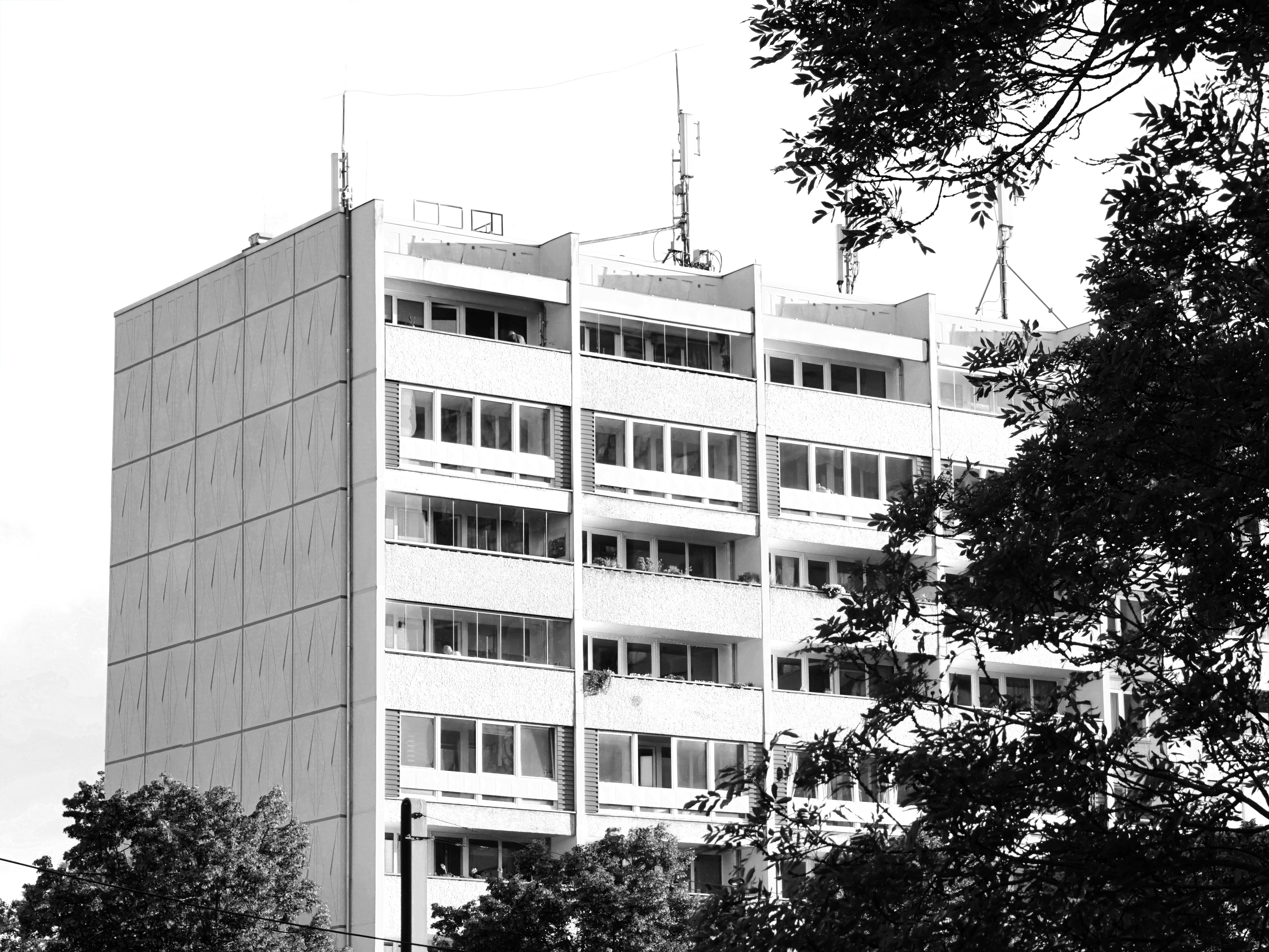 Wohnkomplex am Platz der Vereinten Nationen in Berlin am 05.05.2024  in schwarz-weiß „Bumerang“-Haus – Wohnkomplex mit Aussicht © Patrick Pehl