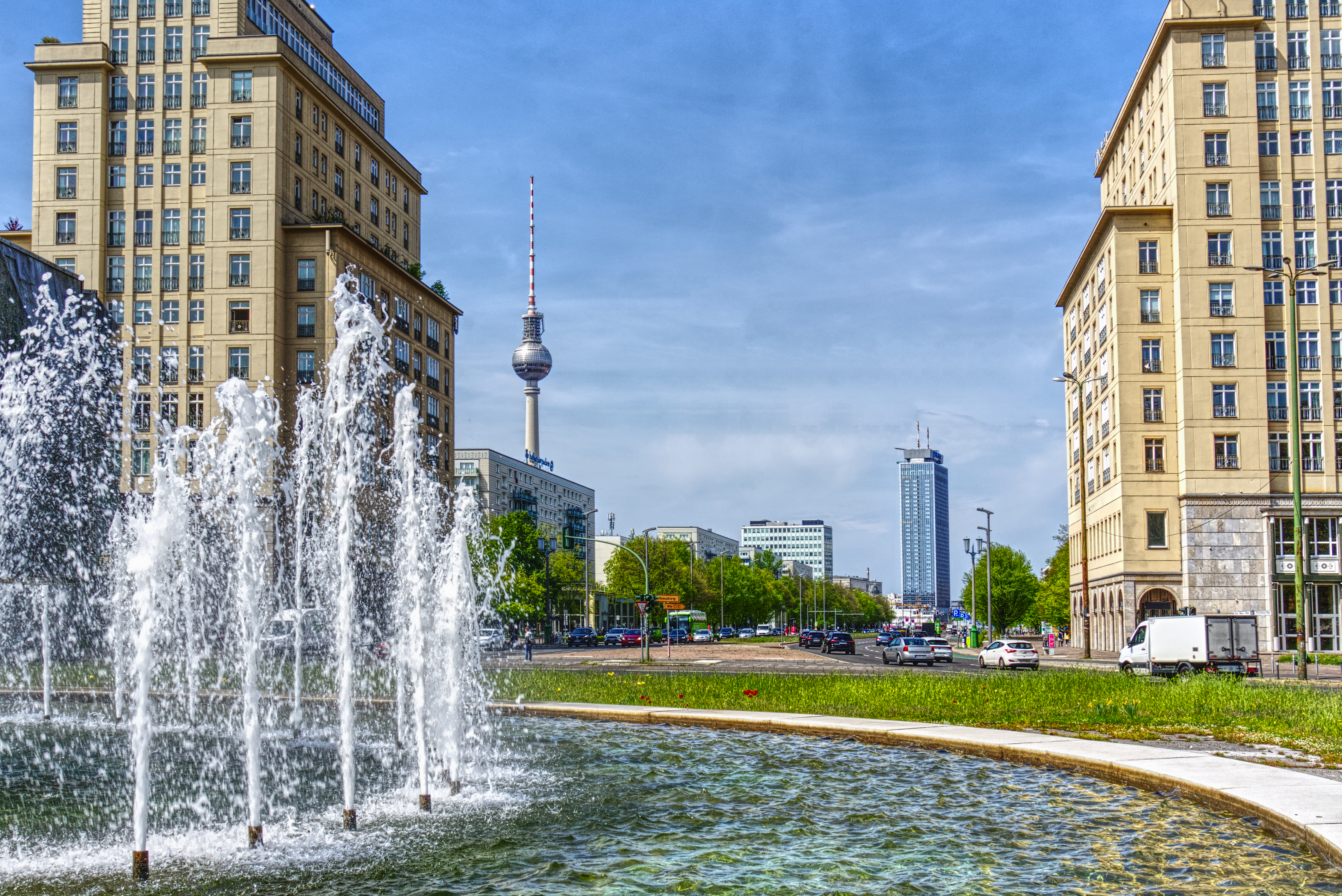 Straußberger Platz am 5. Mai 2023 mit Blick auf den Alexanderplatz, Fernsehturm und Park Inn Hotel, im Vordergrund der Springbrunnen mit dem „schwebenden Ring“