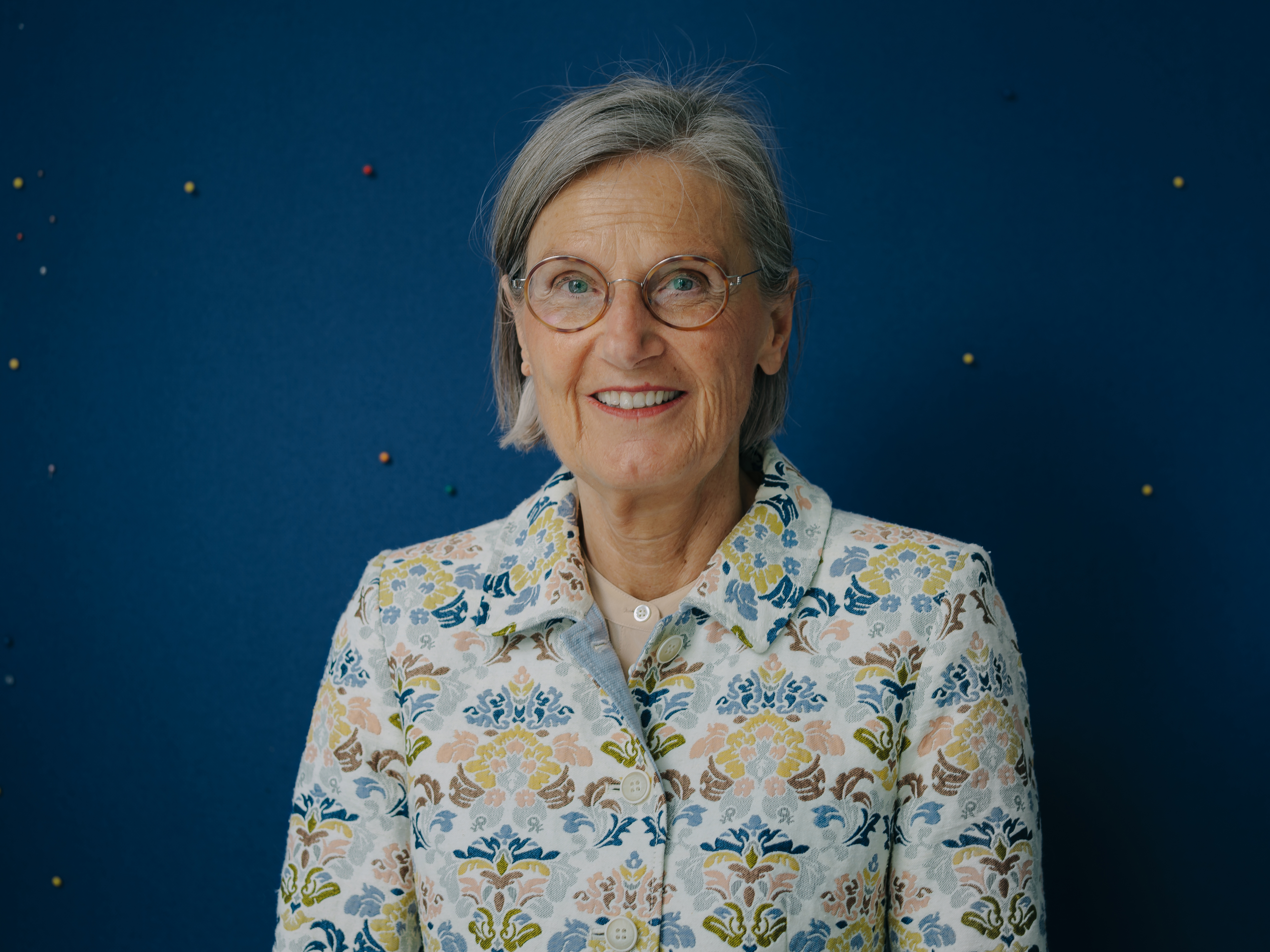 Dorothea Störr-Ritter muss die Punkte zusammenführen. An einer Pinnwand fällt Licht ins Konferenzzimmer.